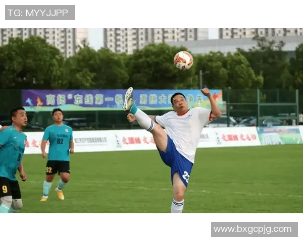 时尚运动风潮来袭足球男上衣让你在场上场下都尽显魅力与活力